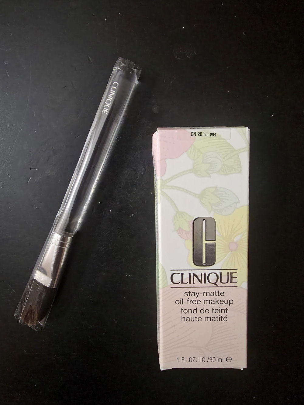 Clinique Stay-Matte Oil-Free Makeup (CN 20 Fair) + Free Clinique Makeup Brush